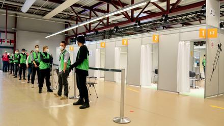 Helfer warten auf Patienten im Impfzentrum im Terminal C des ehemaligen Flughafens Tegel.