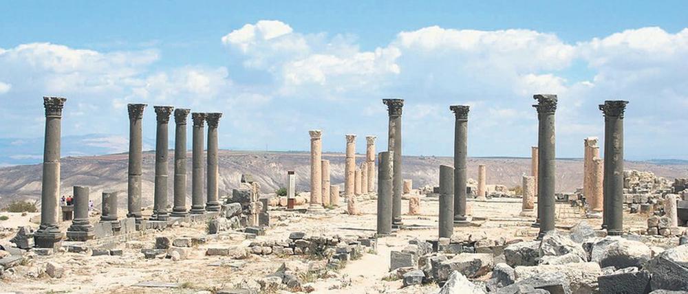 Antikes Oktogon und ein Säulenhof in Gadara (Uum Qais) in Jordanien.