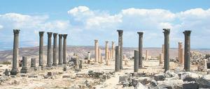 Antikes Oktogon und ein Säulenhof in Gadara (Uum Qais) in Jordanien.