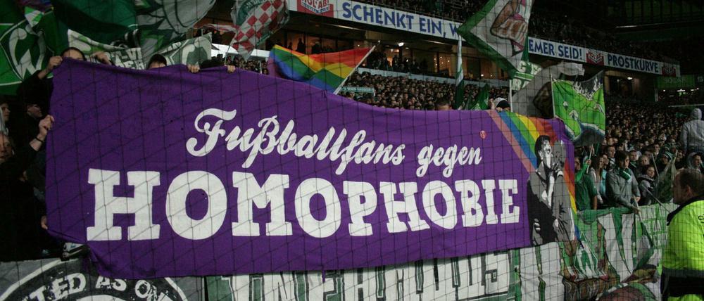 Im Jahr 2021 gibt es keinen offen homosexuellen Fußballer in der deutschen Profiligen der Männer. 
