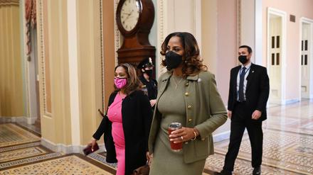 Die Impeachment-Anklägerin Stacey Plaskett trifft am Samstag im Kapitol ein. Mit ihrem Auftritt am Mittwoch hat die Demokratin viele Menschen begeistert.