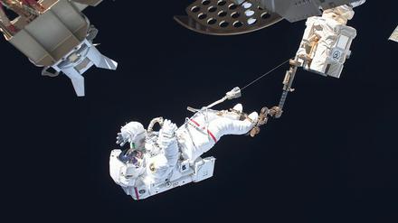 Schwerelos mag es zugehen, aber ein lockerer Job ist Raumfahren nicht. Auch bezüglich Arbeitskleidung gelten strenge Vorschriften. Und Spaziergänge, wie hier Esa-Astronaur Luca Parmitano 2014 einen unternimmt, sind nie Freizeitgestaltung.