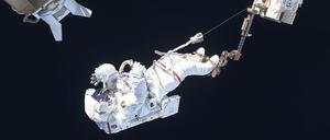 Schwerelos mag es zugehen, aber ein lockerer Job ist Raumfahren nicht. Auch bezüglich Arbeitskleidung gelten strenge Vorschriften. Und Spaziergänge, wie hier Esa-Astronaur Luca Parmitano 2014 einen unternimmt, sind nie Freizeitgestaltung. 