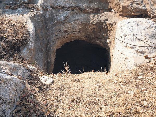 In einem felsigen Gelände ist der Eingang eines Tunnels zu sehen.