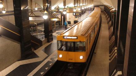 Endstation Rathaus Spandau. Hier reicht der Tunnel bereits 600 Meter nach Süden.