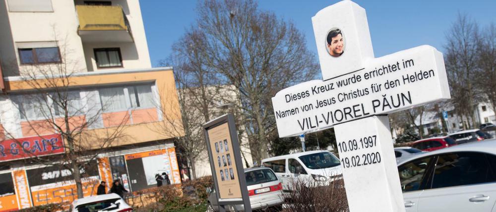 Ein weißes Steinkreuz erinnert am Anschlagsort in Hanau-Kesselstadt an Vili-Viorel Paun, der hier am 19. Februar 2020 von dem Rechtsextremisten Tobias R. erschossen worden war.
