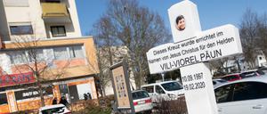 Ein weißes Steinkreuz erinnert am Anschlagsort in Hanau-Kesselstadt an Vili-Viorel Paun, der hier am 19. Februar 2020 von dem Rechtsextremisten Tobias R. erschossen worden war.