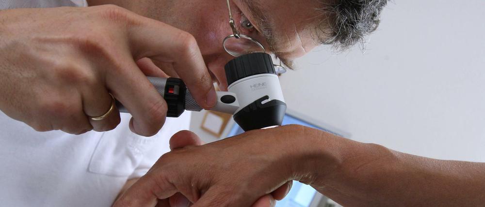 Weniger Vorsorge: Beim Hautkrebs-Screening sank die Patientenzahl am stärksten.