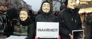 Die halbe oder die ganze Wahrheit? Anonyme Aktivisten mit Guy-Fawkes-Masken in der Frankfurter Innenstadt.