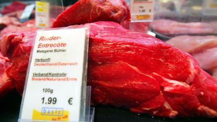 Teurer als konventionelles Fleisch: Viele Menschen haben daher in der Vergangenheit einen Bogen um Biofleisch gemacht. 
