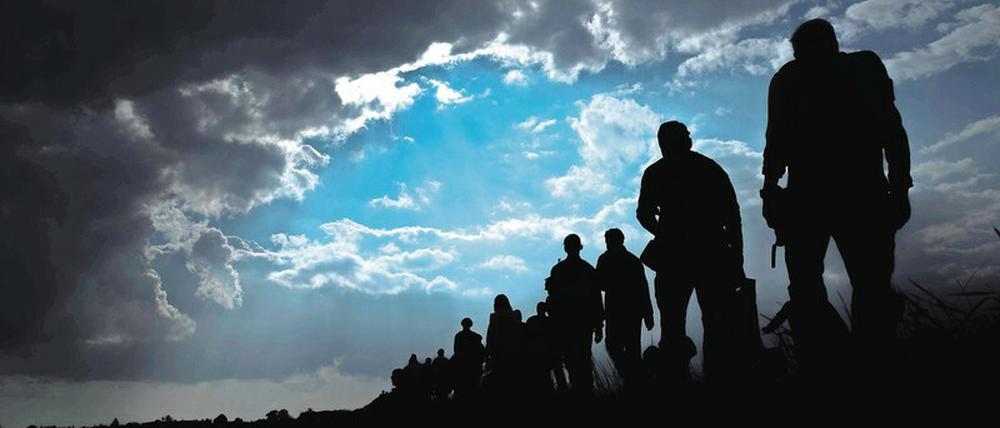 Bis hinter den Horizont und noch viel weiter. Ein Treck von Flüchtlingen im Niemandsland.