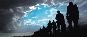 Bis hinter den Horizont und noch viel weiter. Ein Treck von Flüchtlingen im Niemandsland.