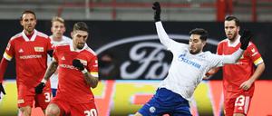 Viel Kampf, wenig Finesse. Unions Robert Andrich und Schalkes Suat Serdar lieferten sich enge Duelle im Mittelfeld.