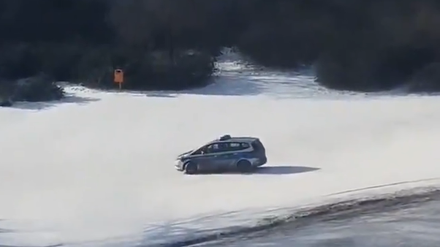 Ein Video auf Twitter zeigt, wie ein Polizist im Görlitzer Park im Streifenwagen driftet.