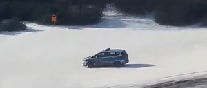 Ein Video auf Twitter zeigt, wie ein Polizist im Görlitzer Park im Streifenwagen driftet.