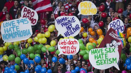 Traditionelle Vorstellungen von Männlichkeit und Homofeindlichkeit spielen gerade im Profifußball immer noch einer große Rolle.