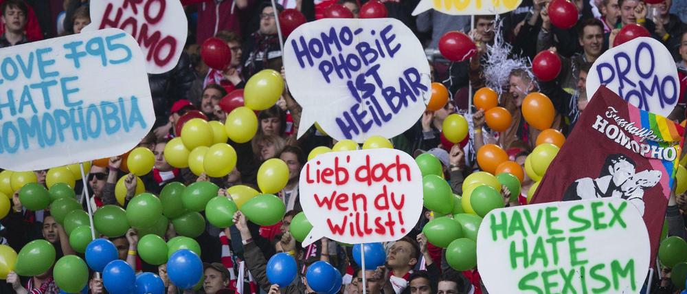 Traditionelle Vorstellungen von Männlichkeit und Homofeindlichkeit spielen gerade im Profifußball immer noch einer große Rolle.