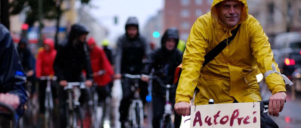 Bei jedem Wetter freie Fahrt: eine Demonstration für eine autofreie Berliner Innenstadt.