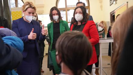 Franziska Giffey (links) und Dilek Kalayci (rechts) beim Kinderimpfen im Naturkundemuseum.