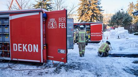 Feuerwehrleute bei Nacharbeiten am Freitag in Marienfelde.