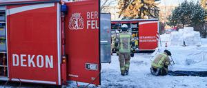 Feuerwehrleute bei Nacharbeiten am Freitag in Marienfelde.