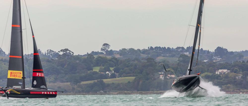 Ineos Team UK (rechts) macht einen "Wheelie" am zweiten Tag des Prada-Cup-Finales, bei dem der Herausforderer des America's Cup ermittelt wird. 