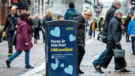 Ein Schild in Uppsala fordert dazu auf, Abstand zu halten.