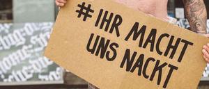 Unter dem Hashtag #ihrmachtunsnackt teilen die Betroffenen Bilder auf Instagram.