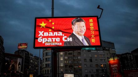 Belgrad dankt in kyrillischer Schrift. Seit der chinesische Präsident sechs Ärzte zum Kampf gegen Corona entsandte, fühlt sich Serbien Xi Jinping gegenüber verpflichtet. 
