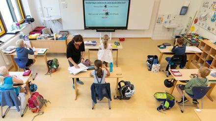 Eine Lehrerin unterrichtet Schüler:innen einer Grundschule in Osnabrück. (Archivbild)