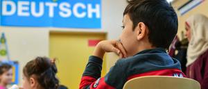 Flüchtlingskinder brauchen besonders intensive Förderung, doch fallen in der Pandemie noch weiter zurück.