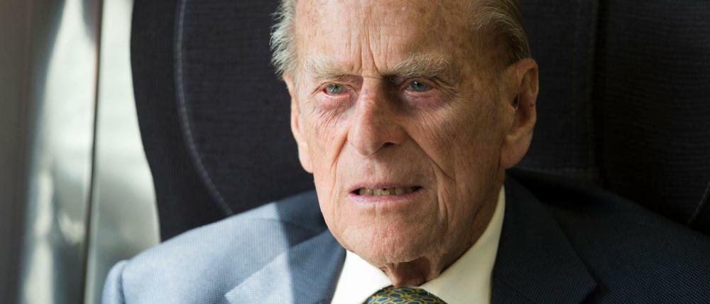 Der britische Prinz Philip ist seit Dienstagabend in einer Klinik.