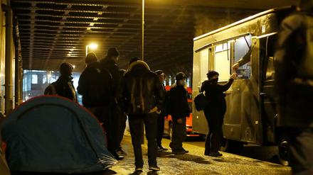 Ein Imbisswagen versorgt Wohnungslose mit Restaurantessen.