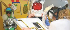 Wenn das Klassenzimmer zum Raumschiff wird und Lehre:innen zu Astronauten-Ausbildern und Außerirdischen.