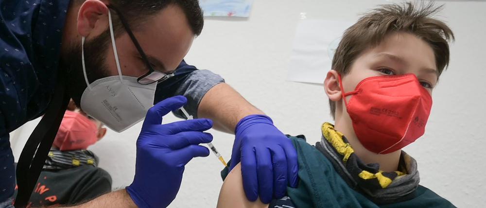 Zu einer dritten Impfung von Kindern und Jugendlichen hat die Stiko sich bislang noch nicht geäußert. Foto: Sebastian Gollnow/dpa