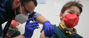 Zu einer dritten Impfung von Kindern und Jugendlichen hat die Stiko sich bislang noch nicht geäußert. Foto: Sebastian Gollnow/dpa