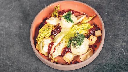 Ein fleischloses Highlight: Königsberger Klopse mit gebratenem Spitzkohl, Sellerie und Cassis-Vinaigrette