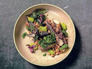 Gemüseküche vom Feinsten: gebratene Schwarzwurzeln mit Pumpernickel und Grünkohl 