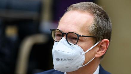 "Ich würde mich sofort mit Astrazeneca impfen lassen", sagt Michael Müller (SPD). 