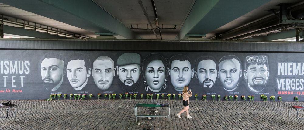 Erinnerung an die Opfer von Hanau: Porträts der Getöteten an der Frankfurter Friedensbrücke