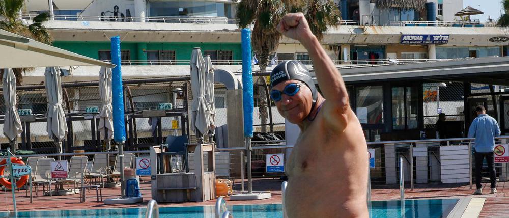 Ein Impfzertifikat - ein so genannter "Grüner Pass" - ermöglicht in Israel die Rückkehr in die Schwimmbäder.