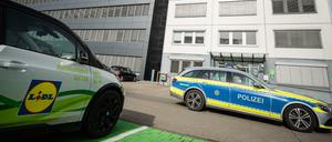 Ein Fahrzeug der Polizei fährt an der Lidl Zentrale in Neckarsulm vorbei.
