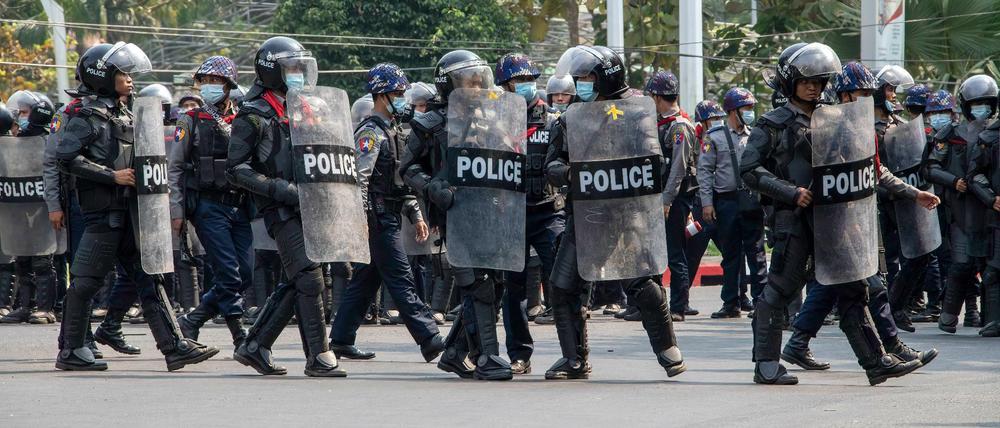 Polizisten gehen in Myanmar gegen Demonstranten vor.
