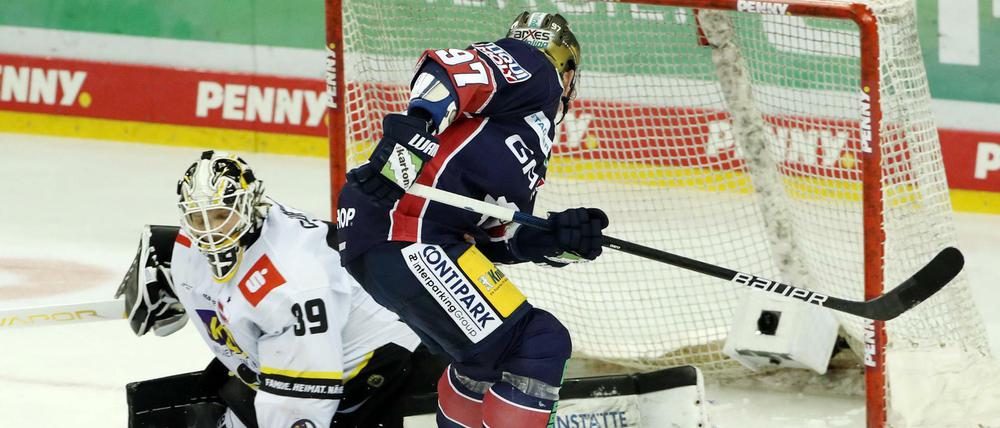 Wieder drin. Matt White trifft zum 4:1.
