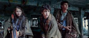 Das einzig Unverwüstliche in „Tribes of Europa“ sind die Betonbauten. Die drei Geschwisterkinder Liv (Henriette Confurius, v. l. n. r.), Elja (David Ali Rashed) und Kiano (Emilio Sakraya) müssen sich immer neuen Gefahren stellen. 