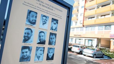 Töchter und Söhne der Stadt. Eine Gedenktafel mit den Fotos der Ermordeten erinnert am Anschlagsort in Hanau an den Terrorakt.