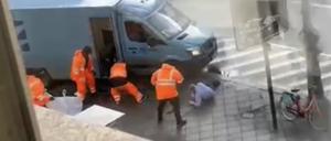 Vier Männer in orangenen Anzügen haben den Geldtransporter am Freitag überfallen.