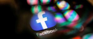 Die Facebook-App auf einem Handy.