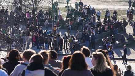 Vieler Berliner:innen zog es am Sonntag in den Mauerpark. Die Abstandsregeln wurden dabei teilweise missachtet.