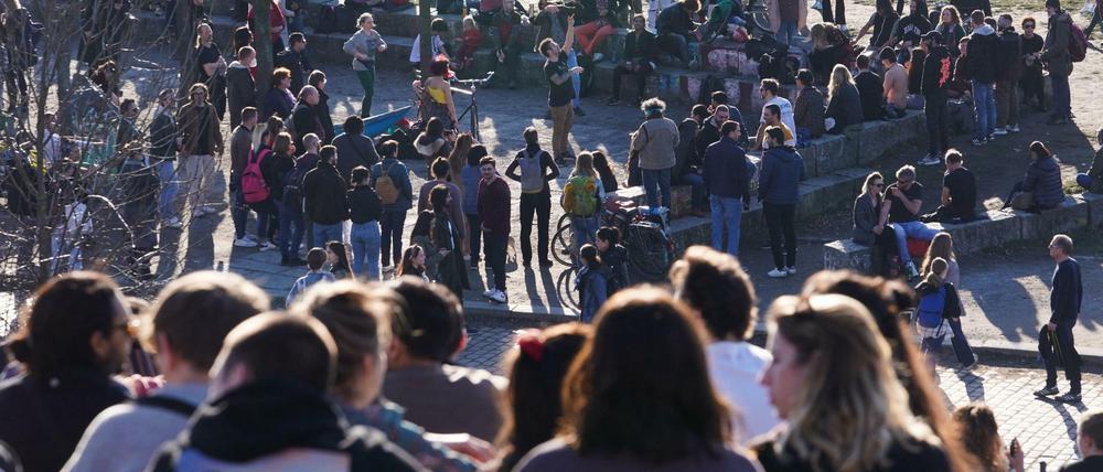 Vieler Berliner:innen zog es am Sonntag in den Mauerpark. Die Abstandsregeln wurden dabei teilweise missachtet.